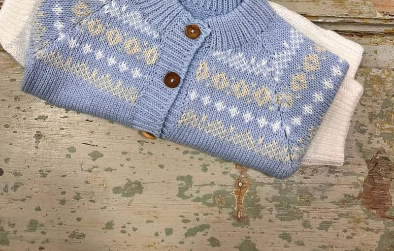 Conjunto Tejido Celeste con Canesú Crudo